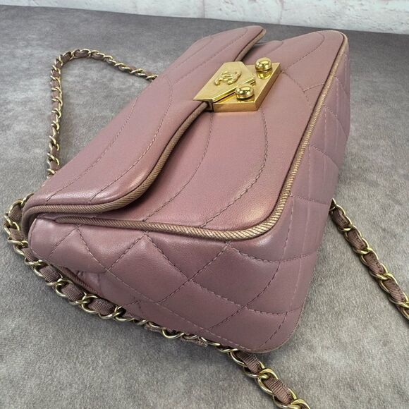 CHANEL Pagoda Quilted Mauve Gold Shoulder Bag - Picture 7 of 16